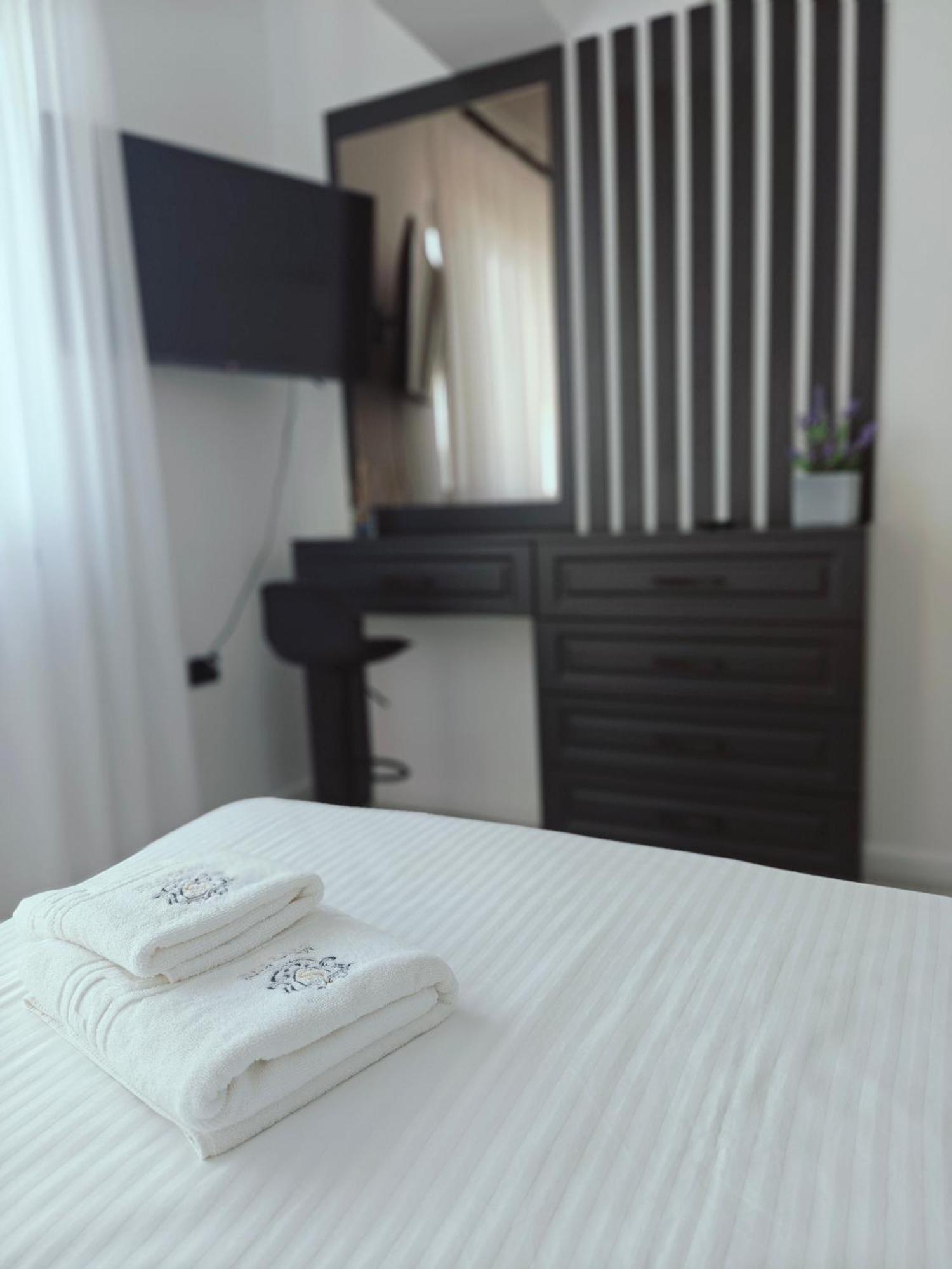 Mamaia Nord Vip Aparthotel นาโวดาริ ภายนอก รูปภาพ